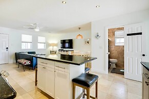 St Augustine Cottage w/ Fire Pit - Walk to Pier!