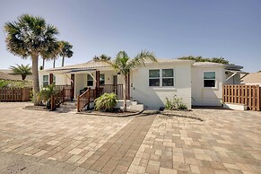 St Augustine Cottage w/ Fire Pit - Walk to Pier!