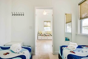 St Augustine Cottage w/ Fire Pit - Walk to Pier!