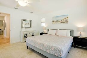 St Augustine Cottage w/ Fire Pit - Walk to Pier!