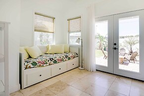 St Augustine Cottage w/ Fire Pit - Walk to Pier!