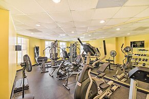 Gulf Shores Condo w/ Pool View: Walk to Beach!