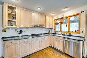 New York Retreat - Furnished Deck & Mountain Views