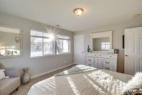 Near Red Rocks: Golden Getaway w/ Deck!