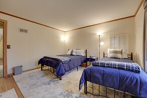 Cozy Hillsdale Home ~ 1 Mi to Baw Beese Lake!
