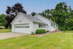 Cozy Hillsdale Home ~ 1 Mi to Baw Beese Lake!