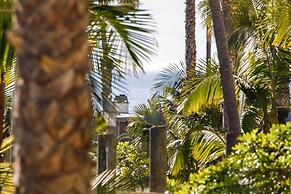 'deja Blue' Oceanside Condo on Beach w/ Pools!