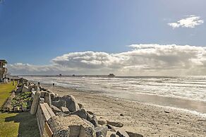'deja Blue' Oceanside Condo on Beach w/ Pools!