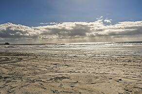 'deja Blue' Oceanside Condo on Beach w/ Pools!
