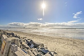 'deja Blue' Oceanside Condo on Beach w/ Pools!