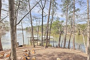 Cozy Studio Cabin in Tallassee w/ Water View!
