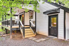 Cozy Lake Chatuge Getaway, Walk to Water!