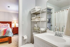 Cozy Lake Chatuge Getaway, Walk to Water!