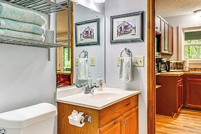 Cozy Lake Chatuge Getaway, Walk to Water!