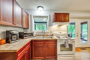 Cozy Lake Chatuge Getaway, Walk to Water!