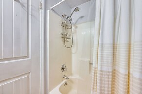 Cozy Lake Chatuge Getaway, Walk to Water!