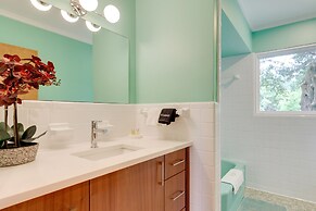 Chic Ocean Springs Vacation Rental Near Downtown!