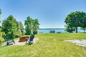 Serene Riverfront St. Clair Studio: Walk to Dtwn!