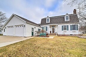 Spacious Michigan Home w/ Private Hot Tub