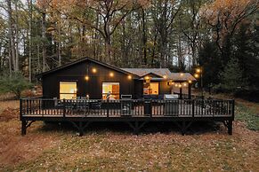 Modern Riverfront Cabin: Poconos Woodland Escape