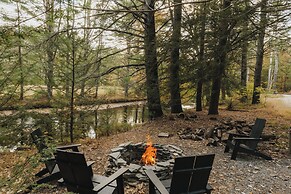 Modern Riverfront Cabin: Poconos Woodland Escape