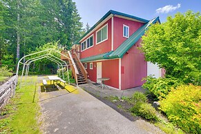 Chehalis Retreat w/ Scenic Views!