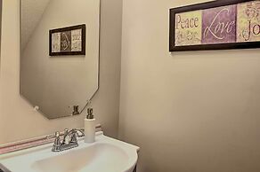 Cozy Greensboro Townhome ~ 7 Mi to UNC Campus