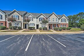 Cozy Greensboro Townhome ~ 7 Mi to UNC Campus