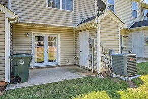 Cozy Greensboro Townhome ~ 7 Mi to UNC Campus