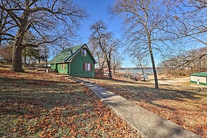 Dock & Pool Access: Lakefront Grove Home!