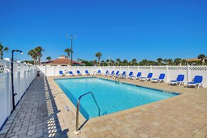 Resort Condo Steps to Beach: Snowbirds Welcome!
