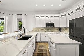 Pool Table, Putting Green: Luxury Oasis in Mesa