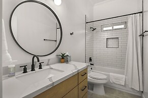 Pool Table, Putting Green: Luxury Oasis in Mesa