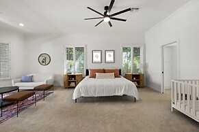 Pool Table, Putting Green: Luxury Oasis in Mesa