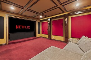 Pool Table, Putting Green: Luxury Oasis in Mesa