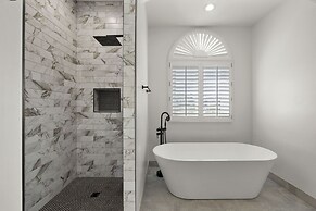 Pool Table, Putting Green: Luxury Oasis in Mesa