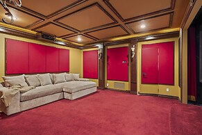 Pool Table, Putting Green: Luxury Oasis in Mesa