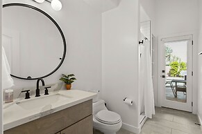 Pool Table, Putting Green: Luxury Oasis in Mesa