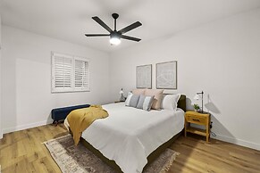 Pool Table, Putting Green: Luxury Oasis in Mesa