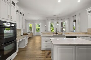 Pool Table, Putting Green: Luxury Oasis in Mesa