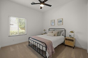 Pool Table, Putting Green: Luxury Oasis in Mesa