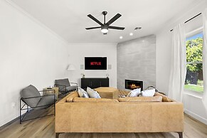 Pool Table, Putting Green: Luxury Oasis in Mesa