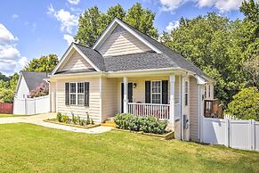 Welcoming Abode w/ Yard ~ 1 Mi to Dtwn Apex!