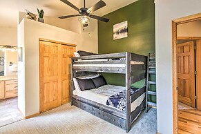 Hot Tub & Game Room: All-season Pinetop Cabin