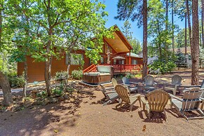 Hot Tub & Game Room: All-season Pinetop Cabin