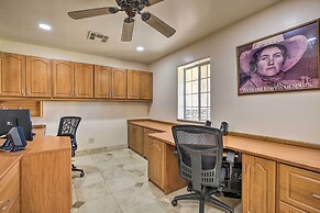 Spacious Glendale Home w/ Outdoor Kitchen!