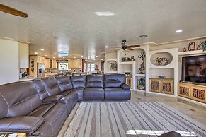 Spacious Glendale Home w/ Outdoor Kitchen!