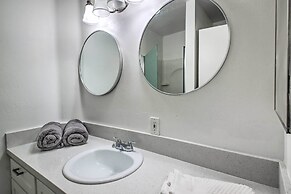 Central Bakersfield Townhome w/ Private Patio