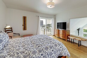 Deck + Walk to Beach: Southern Oregon Coast Home!