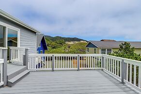 Deck + Walk to Beach: Southern Oregon Coast Home!